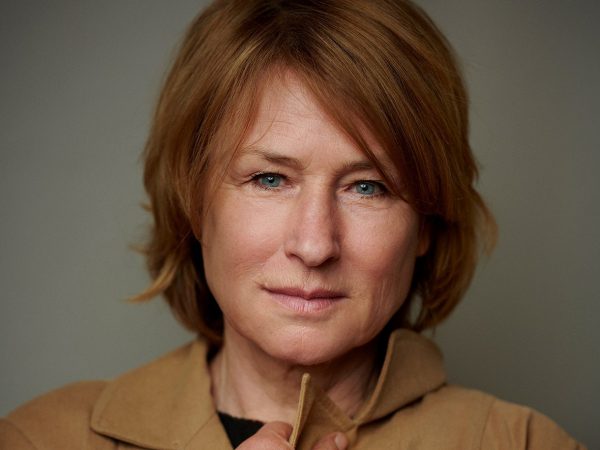 Lesung Corinna Harfouch liest aus Etel Adnans »In einer Kriegszeit